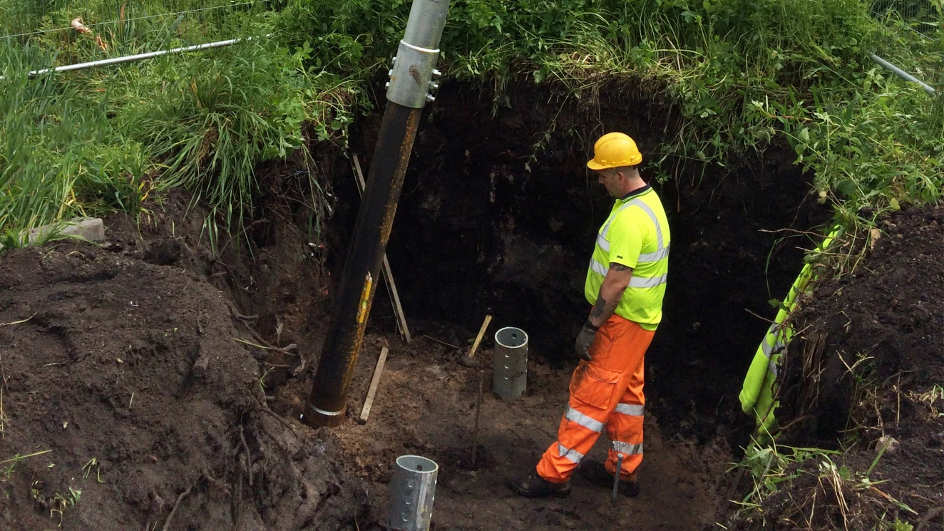 Overhead power and fibre transmission lines