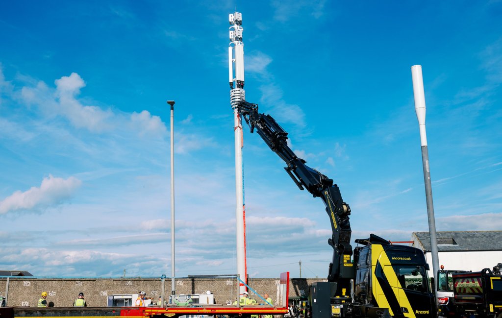 Telecoms tower equipment lift