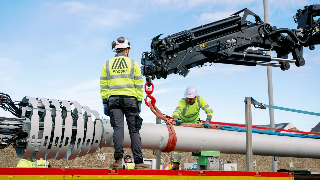 Telecoms tower equipment lift