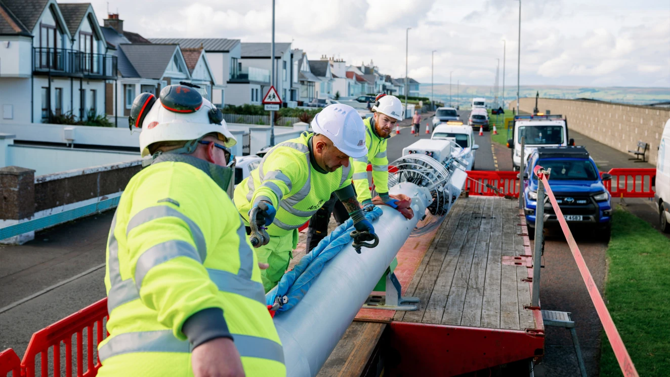 Telecoms tower equipment lift