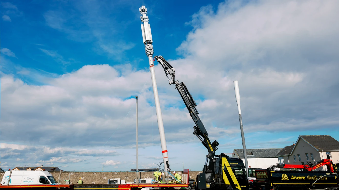 Telecoms tower equipment lift